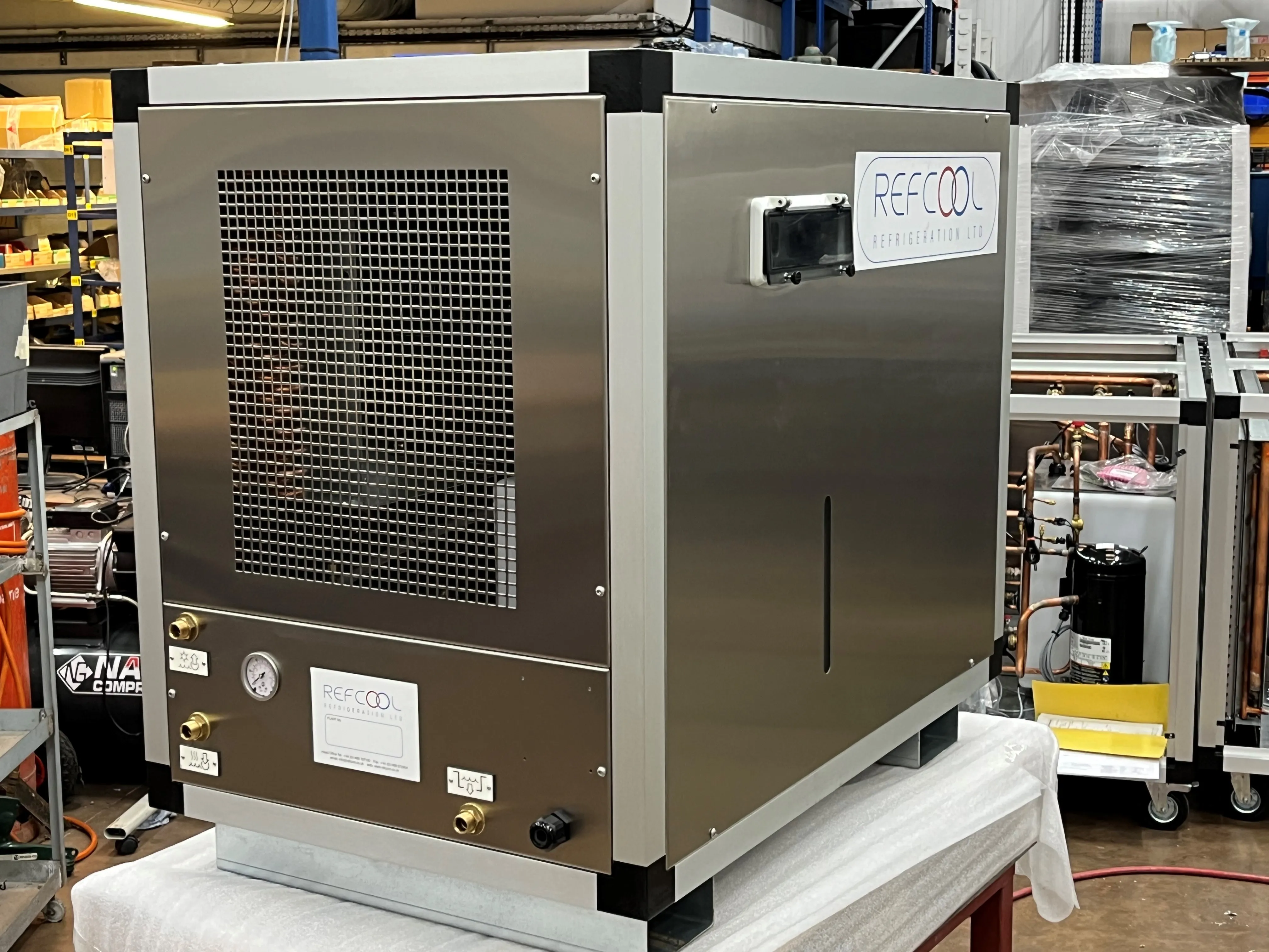 Low-GWP refrigerant chiller